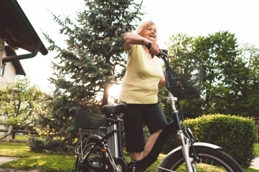 Doktoren adviseren oudere e-bikers om eerst te oefenen met deze nieuwe fietsen alvorens de weg op te gaan. Ook wordt het dragen van een helm met klem geadviseerd. 